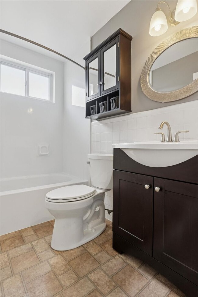 Building Photo - Charming 1B/1B Unit in Downingtown Commons...