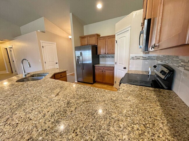 Building Photo - Spacious 3-Bed + Den Home in Hollybrook Su...