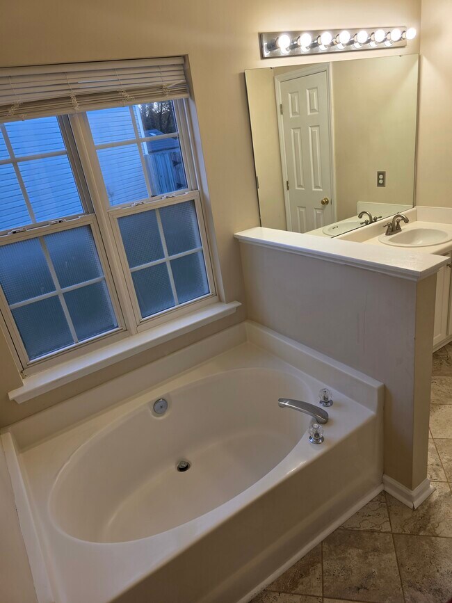 Building Photo - 3004 Knottsberry Way