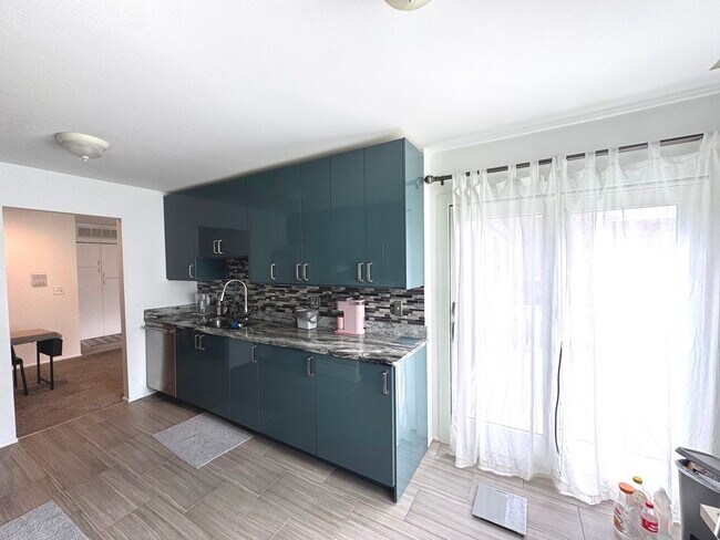 Building Photo - 220 Oak Knoll Ct