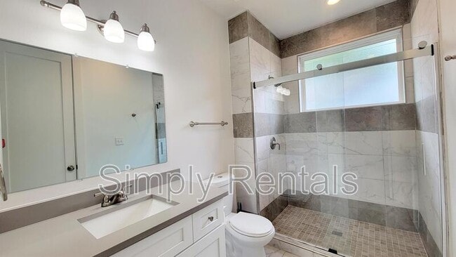 Building Photo - 1711 Sycamore St