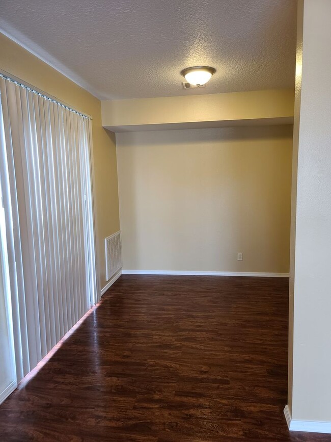 Building Photo - Magnolia Townhome