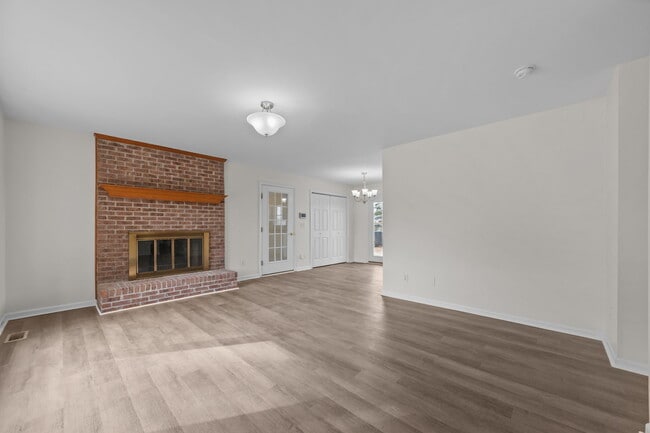 Building Photo - 340 Circle Dr