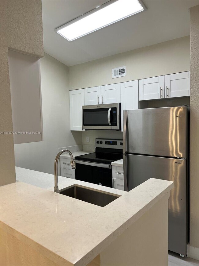 Building Photo - 2811 N Oakland Forest Dr
