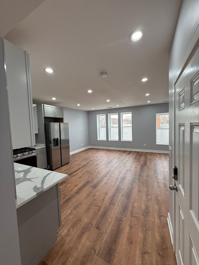 Building Photo - 4907 W Walton St