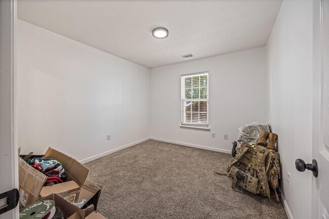 Building Photo - 2056 Sylvan Lake Dr