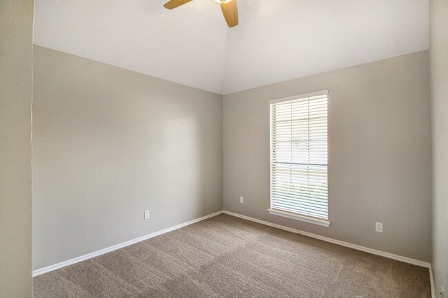 Building Photo - Great 4 Bed, 2 Bath, in Gated Community / ...