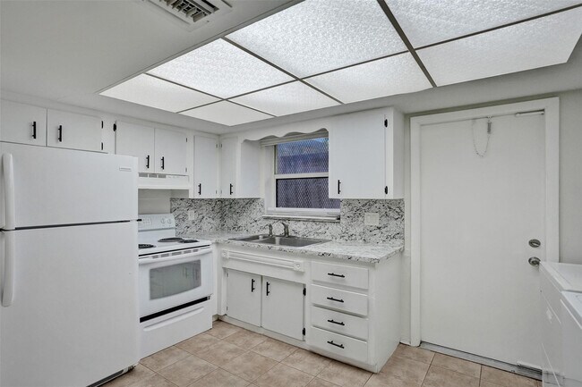 Building Photo - 4240 NW 21st Ave