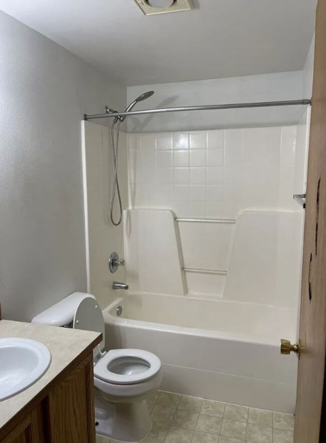 Building Photo - 3-bedroom 2-bathroom Home Available June!