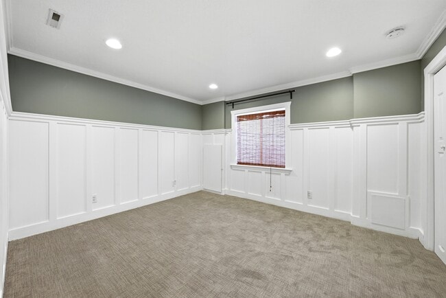 Building Photo - 574 Pugsley St