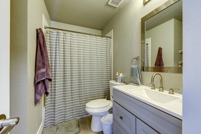 Building Photo - Amazing 3 Bedroom 3 Bath Home (1800sqft+) ...