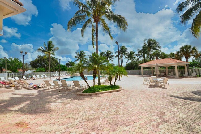 Building Photo - 6129 Heliconia Rd