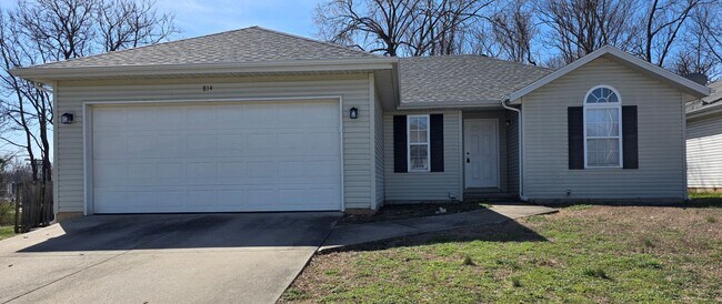 Building Photo - 3 Bedroom 2 Bath Close To Missouri State University $1295