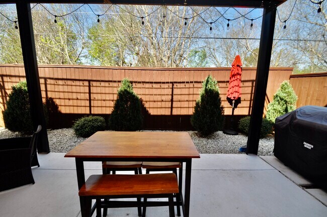 Building Photo - 3330 Beran Dr
