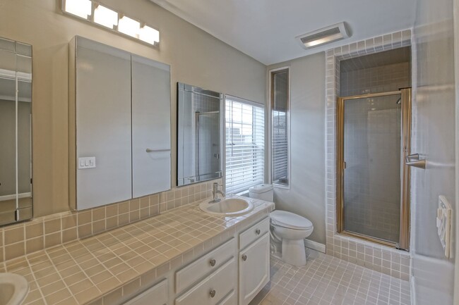 Building Photo - REMODELED, BRIGHT & AIRY, 4BR3BA HOME W/ G...