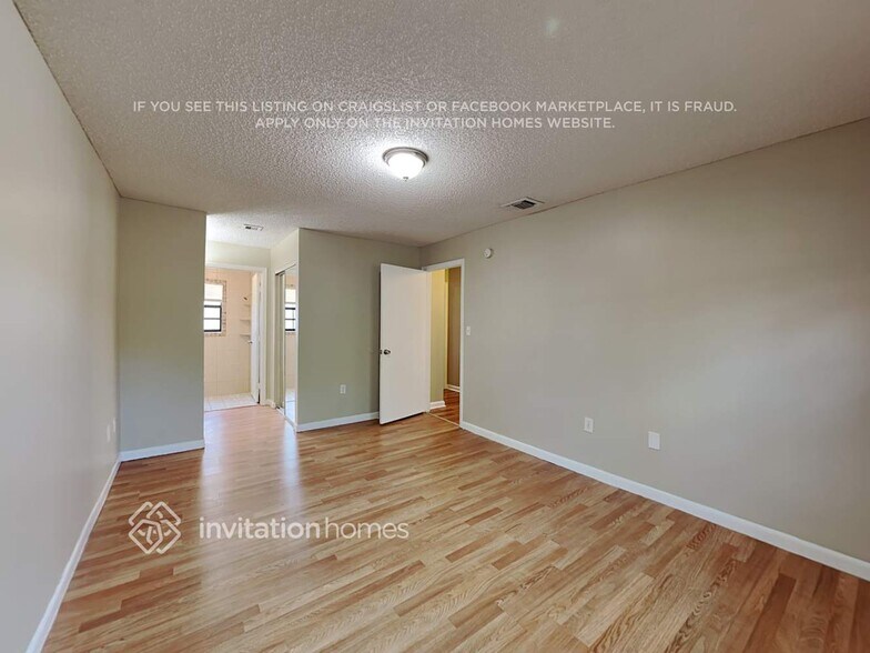 Building Photo - 13641 Newport Manor