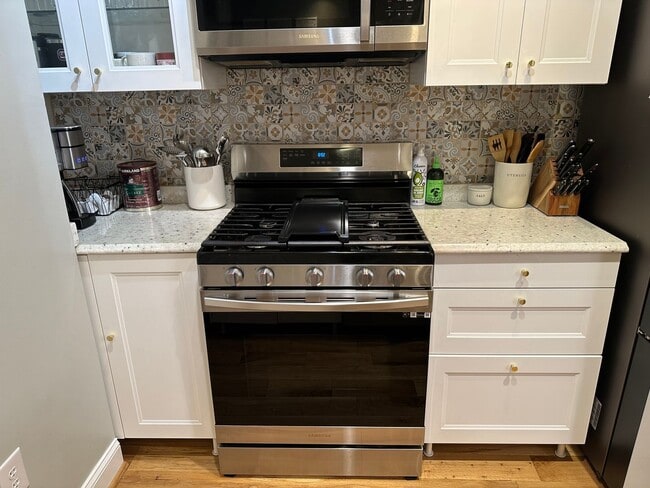 Building Photo - 2 Bedroom 1.5 Bath Condo in Shaw Neighborhood, Backyard, Recently Renovated, Fabulous Modern Feat...