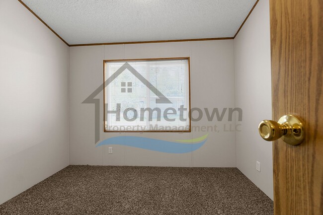 Building Photo - 2 Bedroom 1 Bath Home with Off-Street Park...