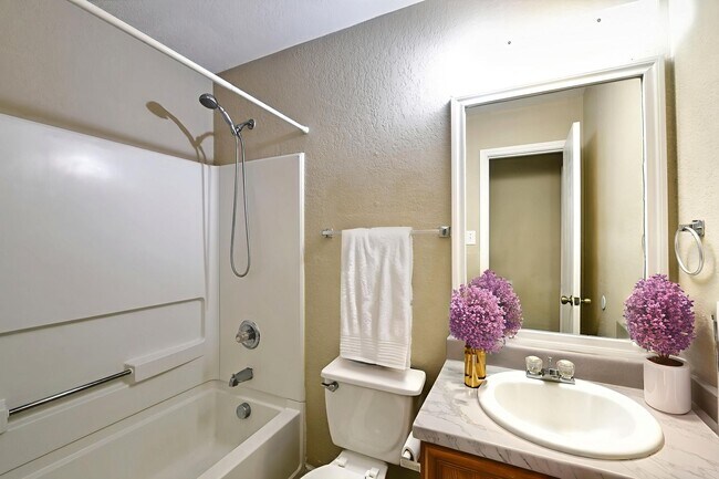 Building Photo - GREAT HOME  |  3 BEDROOMS + OFFICE  |  CLO...