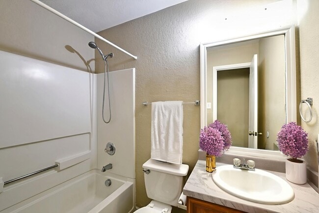 Building Photo - GREAT HOME  |  PAINTED SEPT 2025  |  3 BED...
