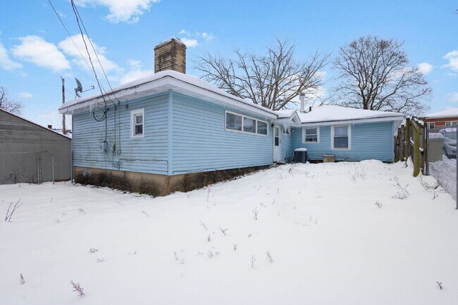 Building Photo - Available January 1st! Accepts VOUCHERS!