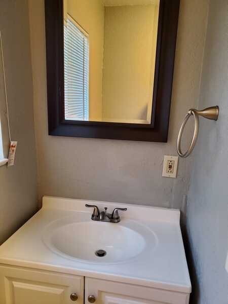 Building Photo - 304 Ruberto St