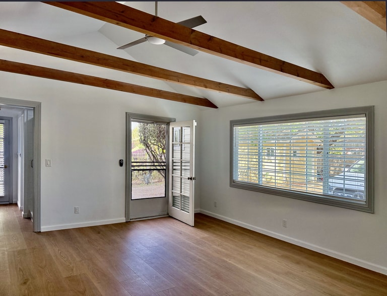 Building Photo - 1391 E Hillcrest Dr