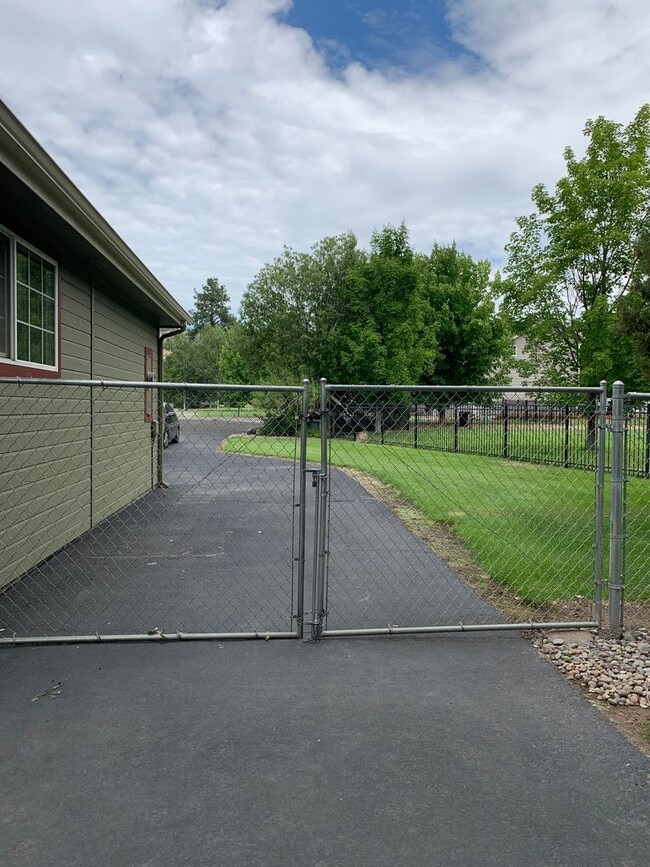 Building Photo - 4 Bedroom, 2 Bath near Pine Grove