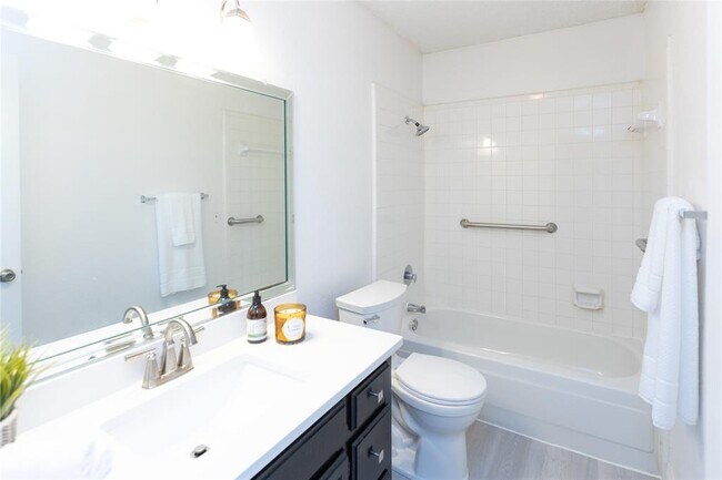 Building Photo - 4910 Ledgestone Dr
