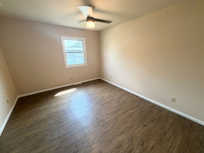 Building Photo - 706 Crescent Dr