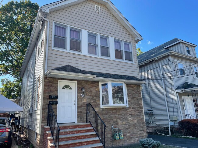 Building Photo - 384 E 9th Ave