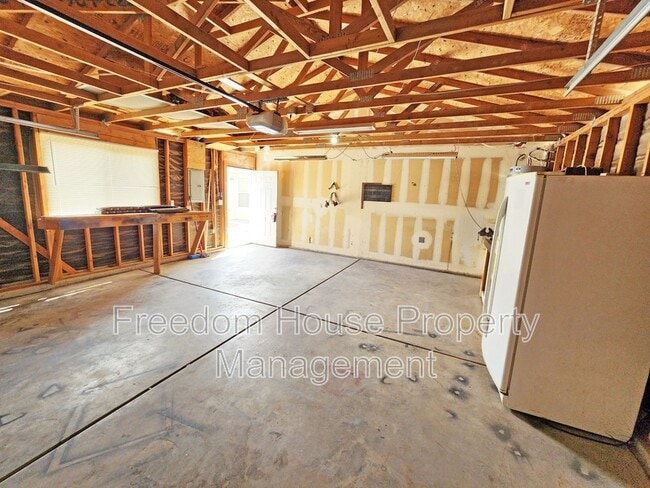 Building Photo - 1700 Sycamore Ave