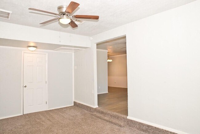 Building Photo - 216 S Bristow Ave