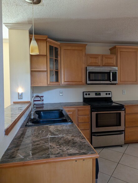 Kitchen entrance - 2011 Dylan Dr