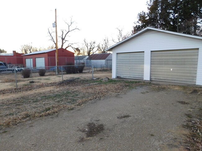 Building Photo - Great 2 bedroom/1 bath home with 2 car gar...