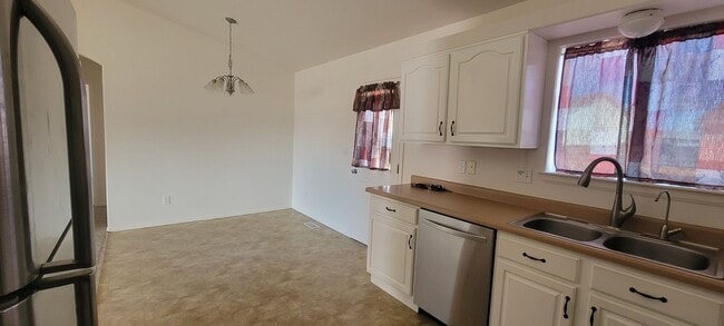 Building Photo - 3 Bedroom Home