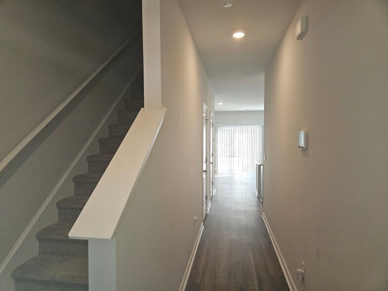 Building Photo - 7566 Knightbell Cir