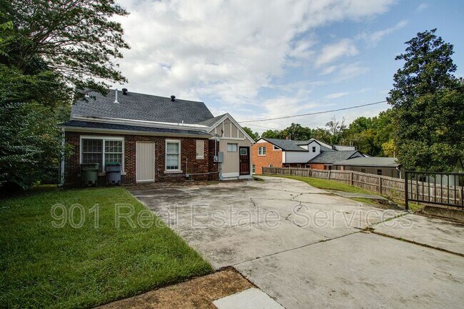 Building Photo - 2115 Hallwood Dr