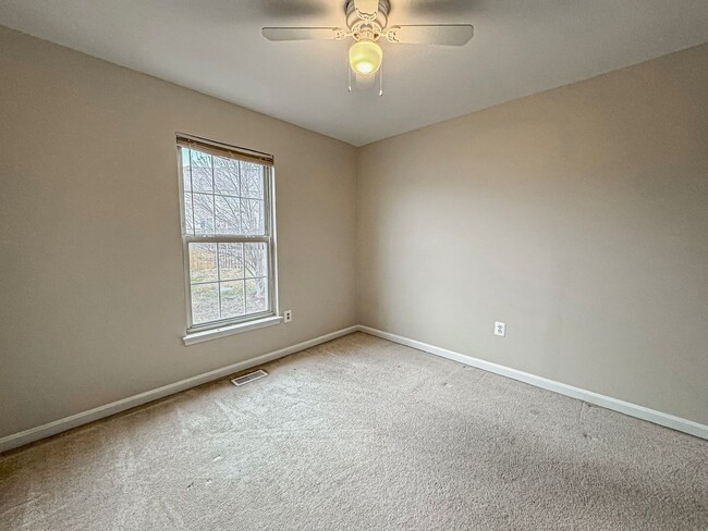 Building Photo - Charming 3 Bed 2.5 Bath Townhome With Pati...