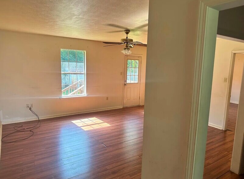 Building Photo - 1565 Hathaway Dr