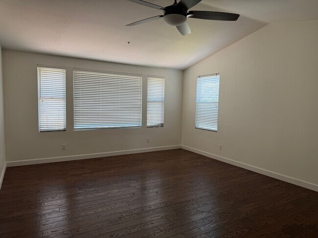 Building Photo - 841 Rosebud Dr