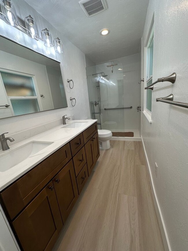 Building Photo - Charming & Cheery 3-Bedroom 2bathroom home...