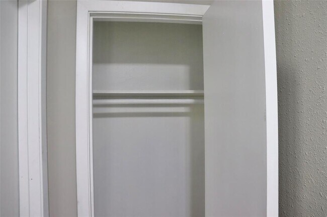 Building Photo - 6122 Heatherbrook Dr