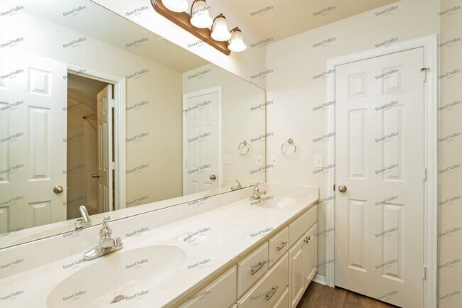 Building Photo - 13313 E 43rd St