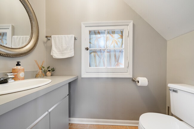 Building Photo - 515 Maple Ave