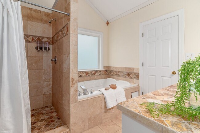 Building Photo - Beautiful 3 bedroom, in-law plan, Family Home in Martinez!  Walk to school!