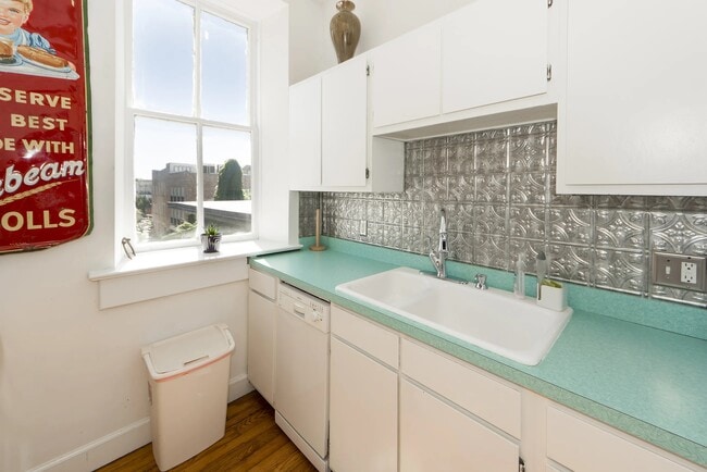 Building Photo - 350 King St