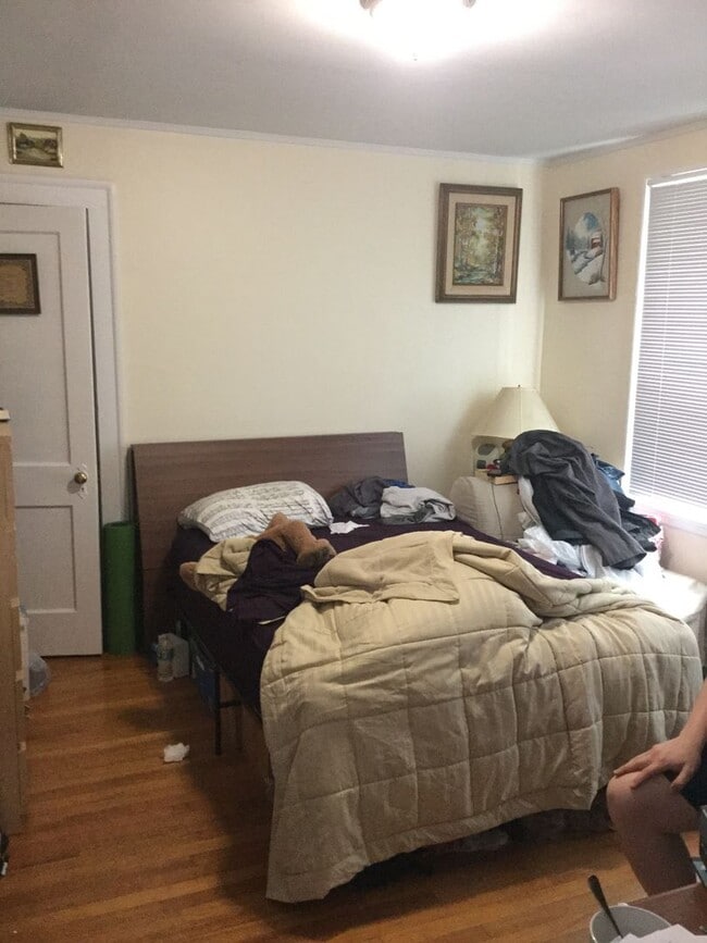 Building Photo - No Brokers Fee, Pets-Friendly , Parking Included, Porch, Laundry on a Site