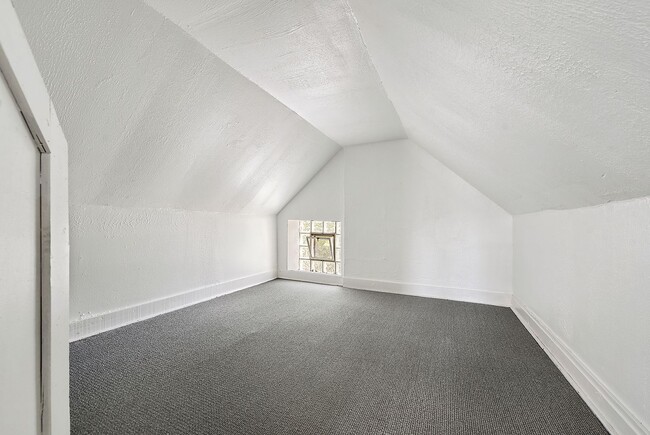 Building Photo - Remodeled 2 bedroom with backyard