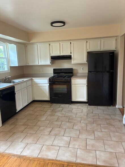 Primary Photo - 136 Maple Ave